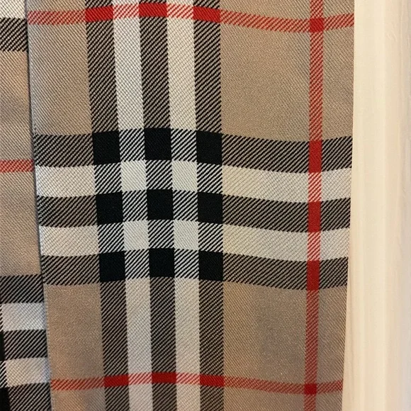 Like-new Burberry scarf - Picture 4 of 4